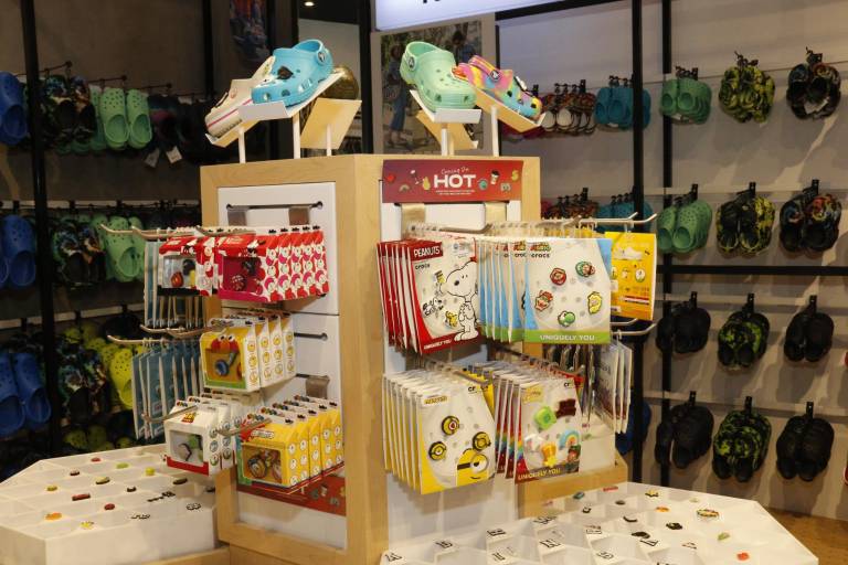 Los Crocs rompen paradigmas en la moda; en Culiacán abren la primera boutique en Plaza Ceiba