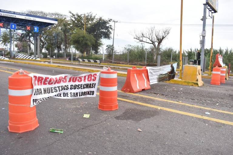 Productores de maíz liberan de forma paulatina la caseta de Costa Rica, en la autopista Culiacán-Mazatlán
