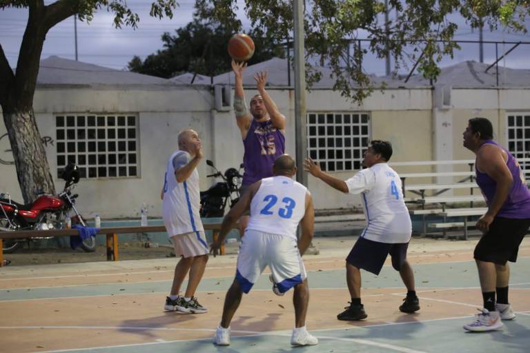 Señor Frog’s dobla a Rooster Pincher en Torneo Veteranos de Baloncesto