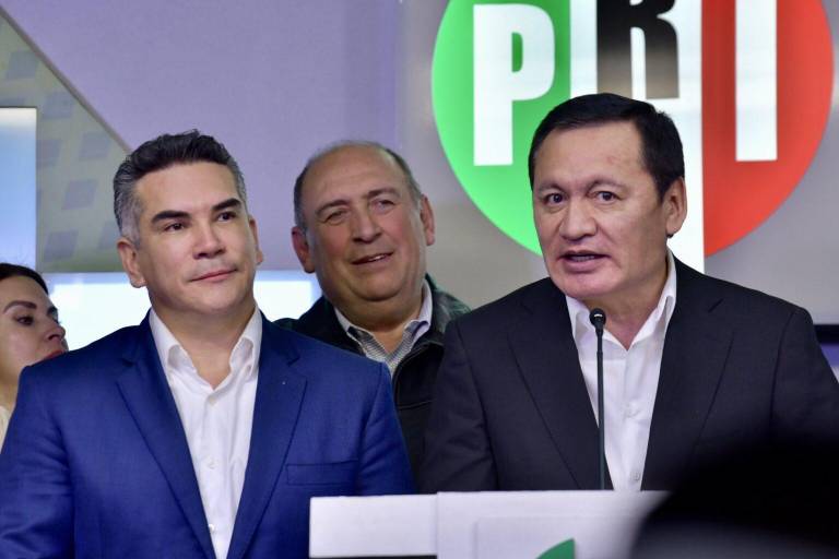 Osorio Chong anuncia que deja grupo parlamentario del PRI en el Senado