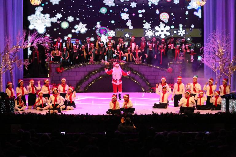 Disfrutan mazatlecos la Gala Navideña