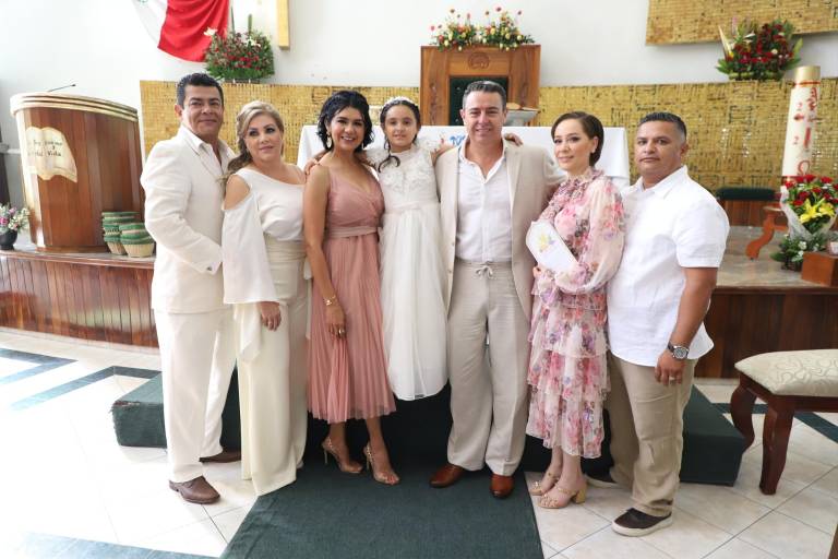 Victoria Suárez celebra su primera comunión