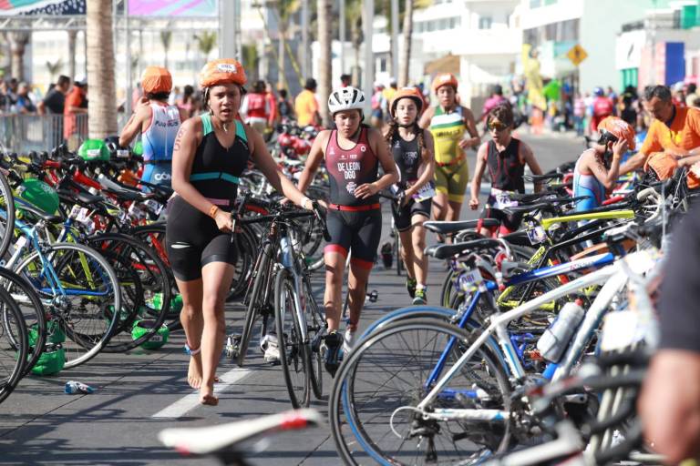 Disfrutan triatletas del Pacífico con el Red Petroil Mazatlán 2023
