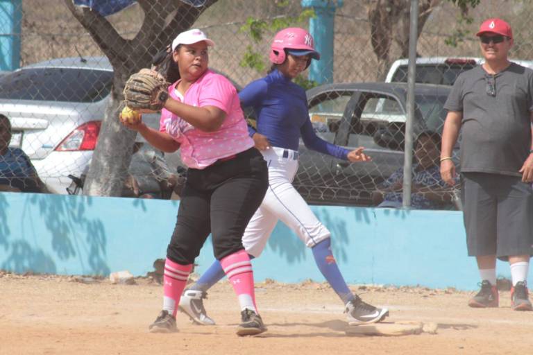 Las Reales son las reinas de la Liga de Softbol Femenil Novatas del Chololos