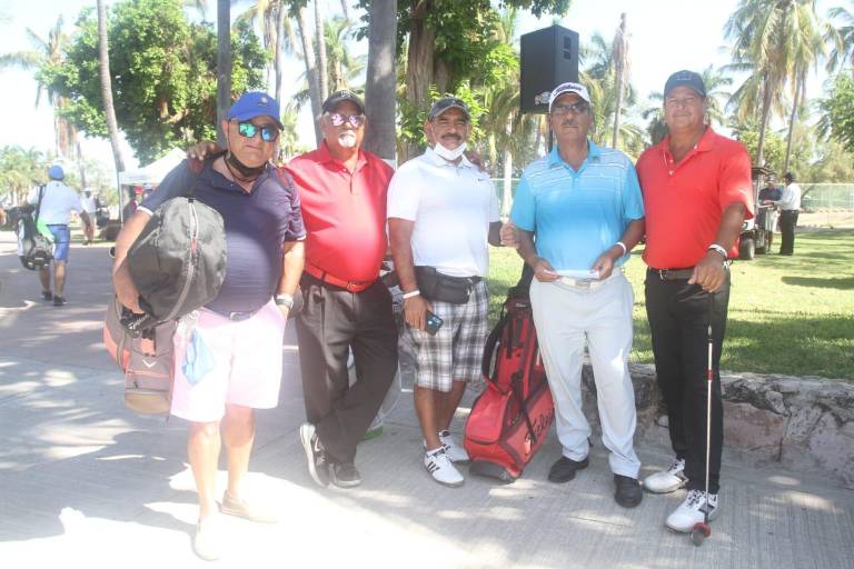 Disfrutan mazatlecos y turistas de la fiesta golfista