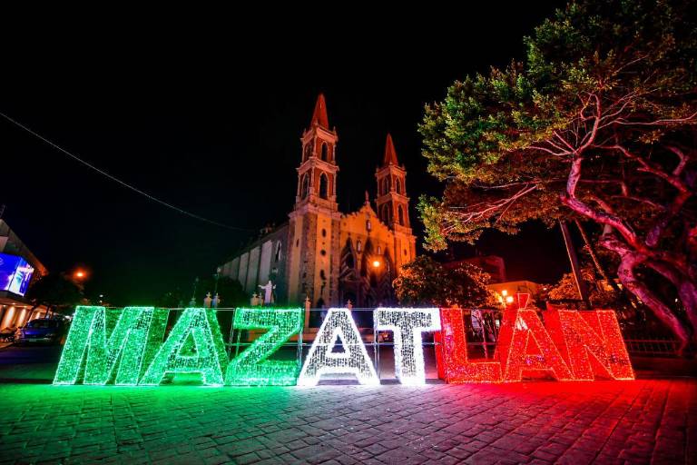 Iluminan Palacio de Mazatlán con los colores patrios