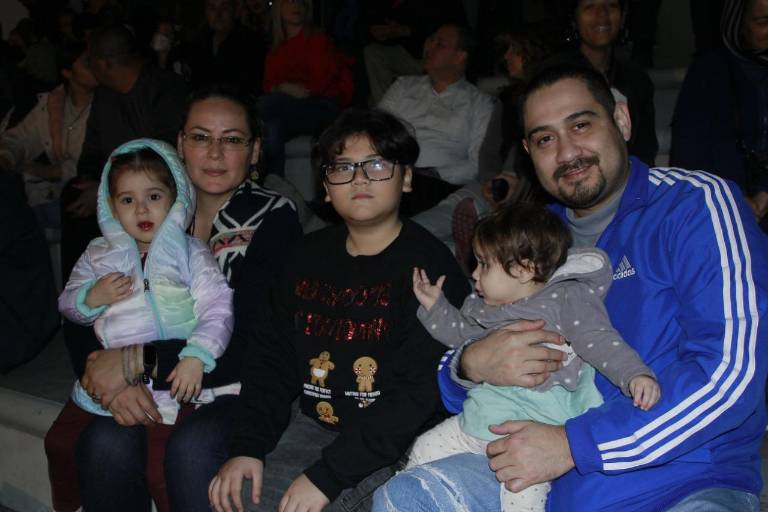Disfrutan familias concierto navideño con la OSSLA