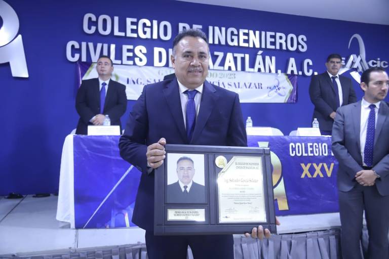 Entregan Premio Anual de Ingeniería 2023 a Salvador García
