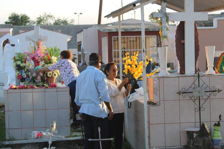 Rosarenses recuerdan a sus niños en el Día de Todos los Santos