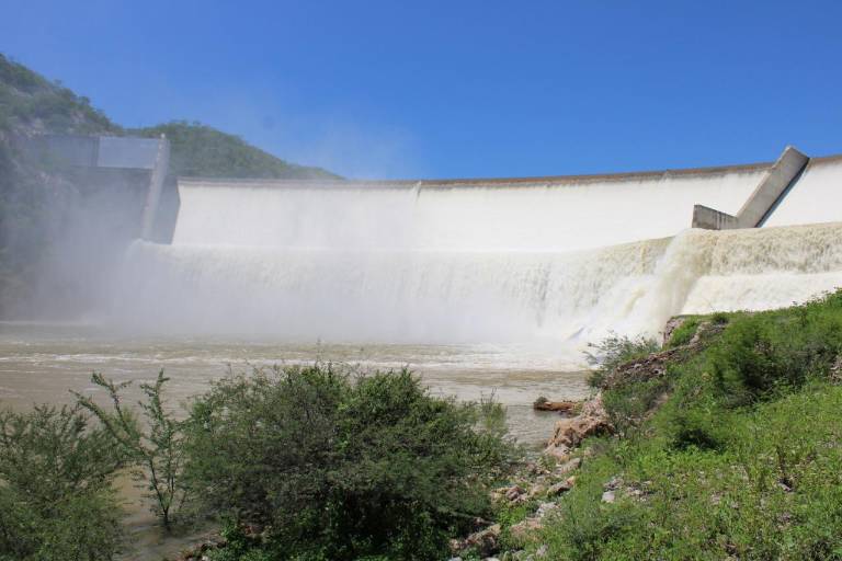 Con ‘Nora’ enfilando cerca de Mazatlán, la Presa Picachos se desborda