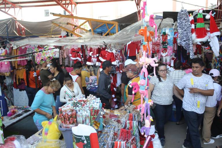 Incrementan compras navideñas en la colonia Juárez y el Centro, en Mazatlán