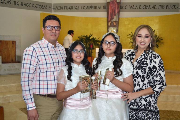 Reciben Ana Sophia y Regina Isabella su primera comunión