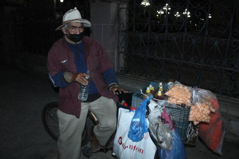 Nazario encuentra en el comercio las lecciones de superación que le dio su madre
