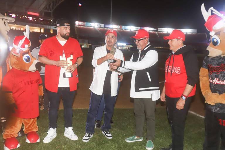 Entrega Venados premio Orgullo Mazatlán a Antonio López Sáenz