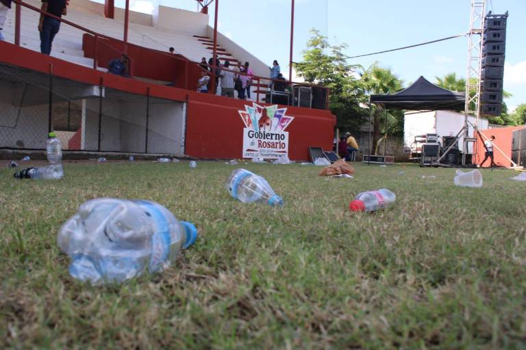 Recogen alrededor de una tonelada de basura tras desfile, en Rosario