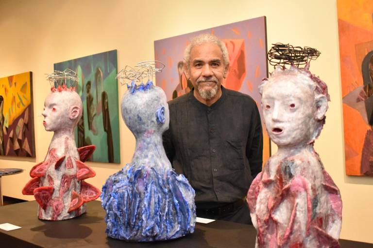 Admiran sinaloenses la exposición ‘Algo a donde sea’ del artista Alejandro Mojica