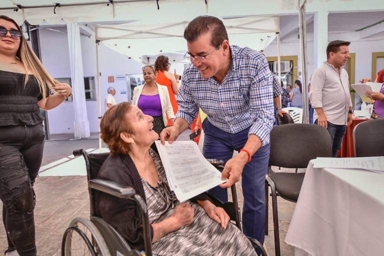 Después de 30 años, Doña Carmen recibe las escrituras de su vivienda