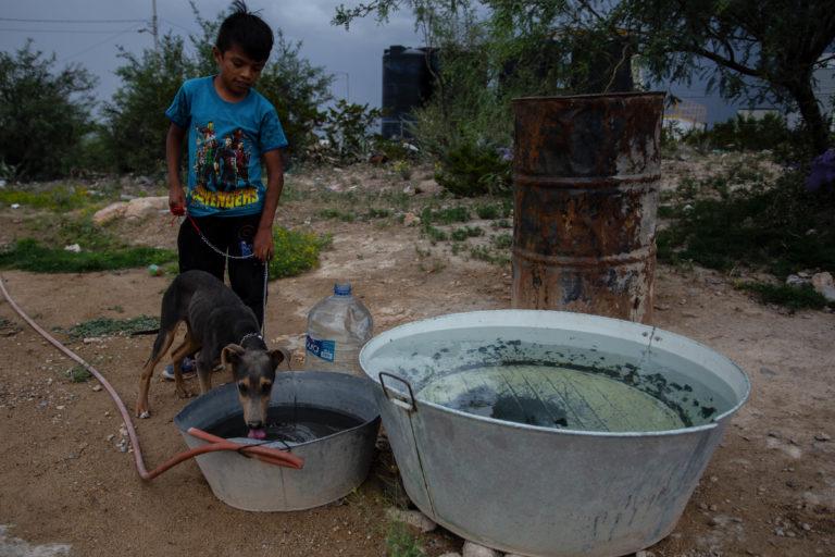 $!En la comunidad de Cedros, municipio de Mazapil, Zacatecas, muchas familias dependen del agua que les distribuye una mina; la empresa es la que tiene las concesiones para la extracción de agua.