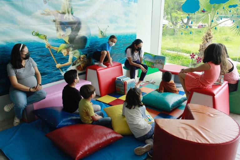 Cada sábado, Itzel Martínez comparte con los niños su amor por los libros