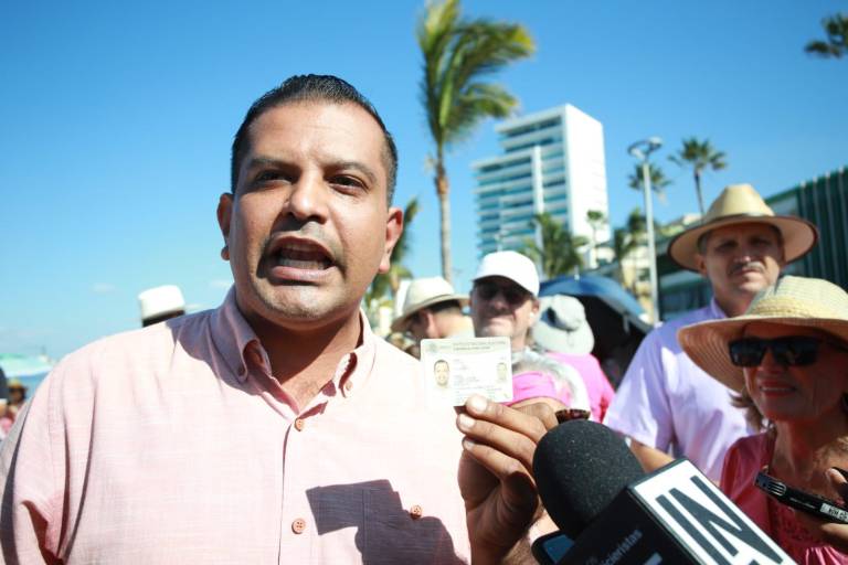 Hay que defender la democracia con nuestras vidas: Roberto González