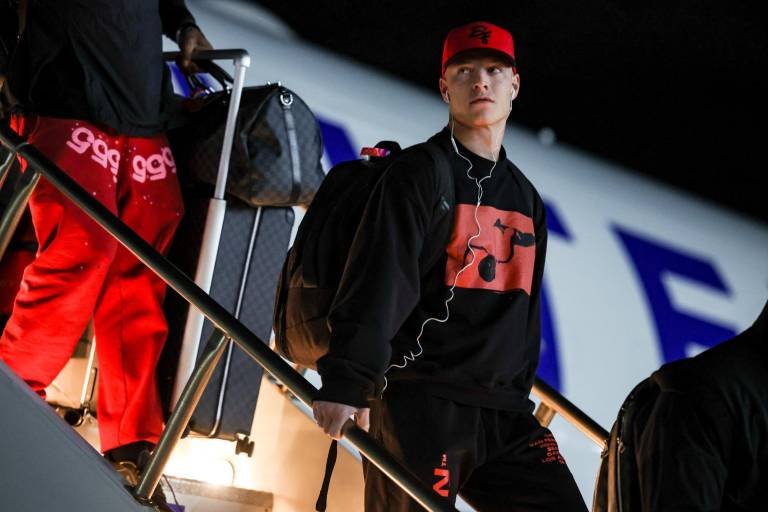 Los 49ers arriban a Las Vegas para el Super Bowl impulsados por decenas de aficionados