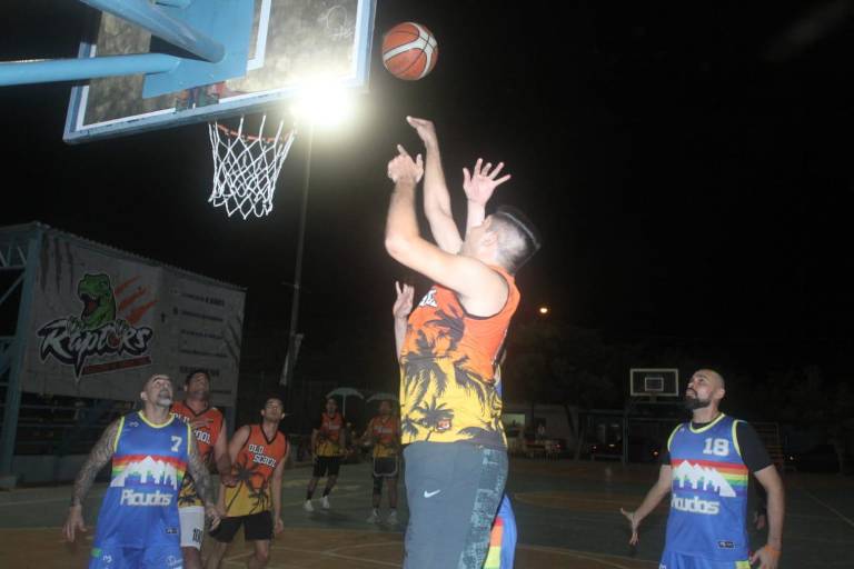 Itmaz doblega a Old School, en la cancha Casa Hogar de Mazatlán