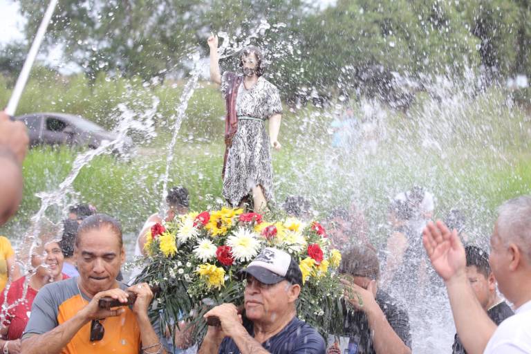 Celebran a San Juan Bautista con tradicional baño en Villa Unión