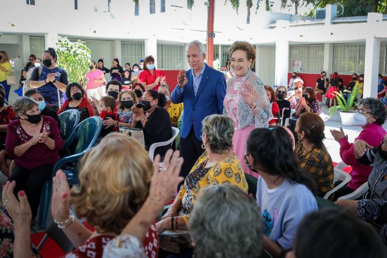 Coronan a reyes, reinas y princesas