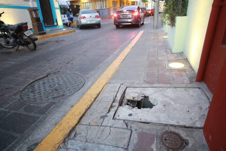 Banquetas dañadas, cruces peligrosos y falta de árboles, los retos de los peatones en Culiacán