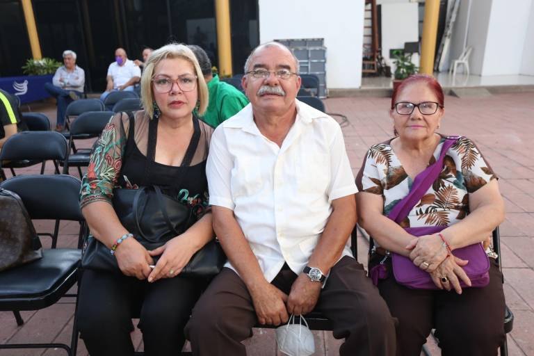 Disfrutan la obra fotográfica y el poemario ‘Silencio gregario’ de Mario Medina