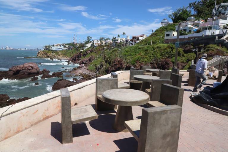 Construyen mesas y sillas en el ‘corazón’ del Paseo Centenario; moverán ahí estatua de José Alfredo Jiménez