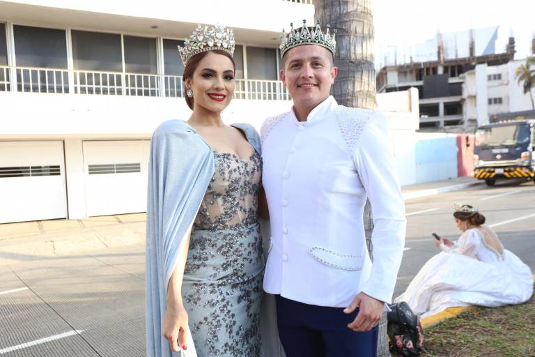 Mazatlecos y turistas disfrutan del primer desfile del Carnaval