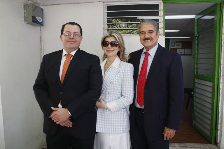 Obtienen grado de Maestros