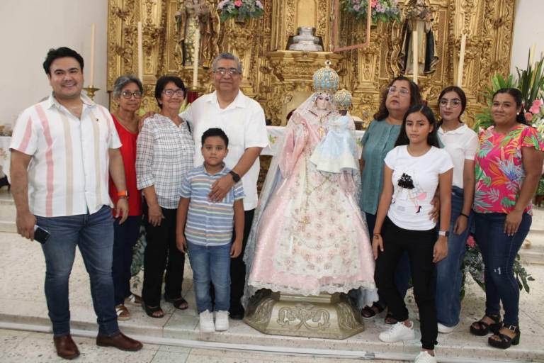 Visten de gala a Nuestra Señora del Rosario a poco de iniciar la solemnidad