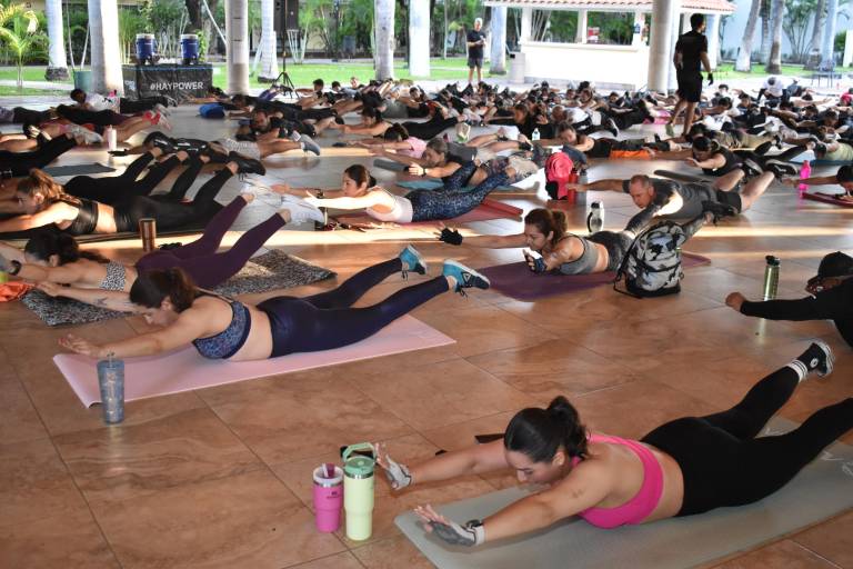 Disfrutan miembros de Ludus Magnus y FIAMA de una sesión de acondicionamiento masivo