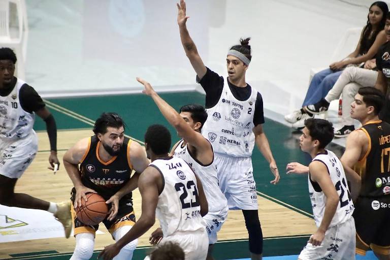 Piratas Basketball liga derrota en casa ante Frayles