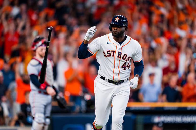 Yordan Álvarez y José Altuve pegan jonrones y Astros domina a Mellizos en Juego 1 de la SDLA