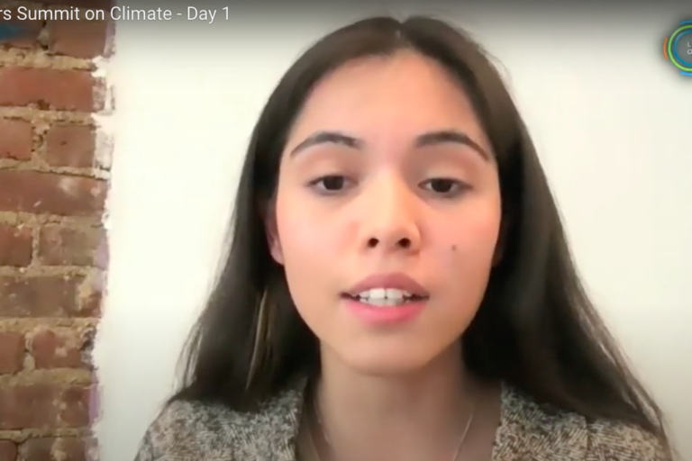 $!La joven activista Xiye Bastida cuestionó la industria de los combustibles fósiles.