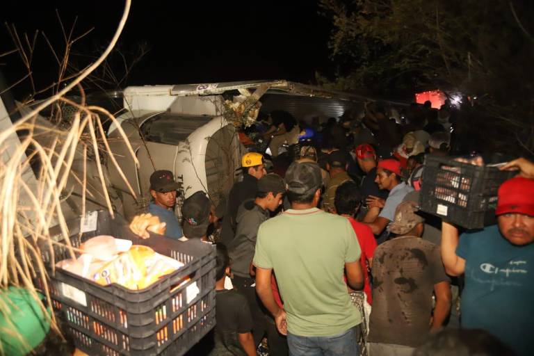 Tras volcadura en la Mazatlán-Durango, muere trailero y se registra rapiña