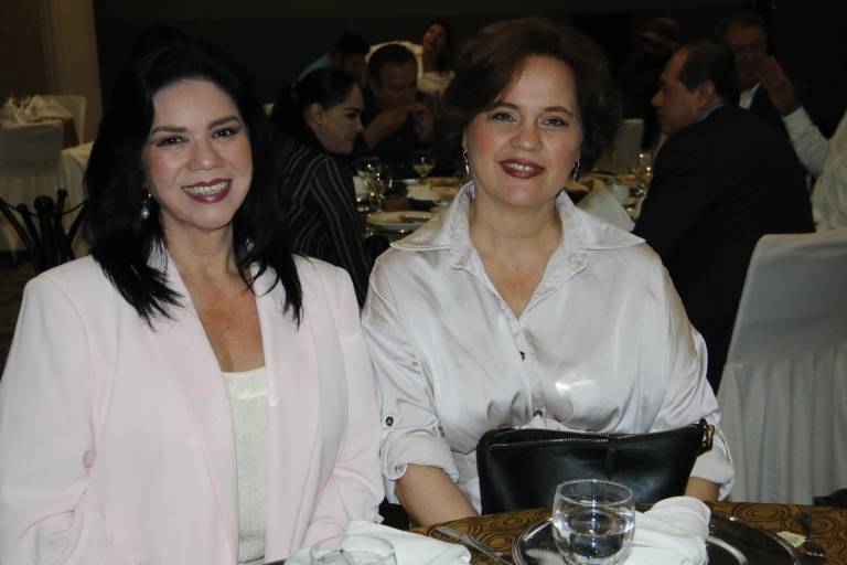 Celebran periodistas a la maestra ‘Techa’ en el Día de la Libertad de Expresión