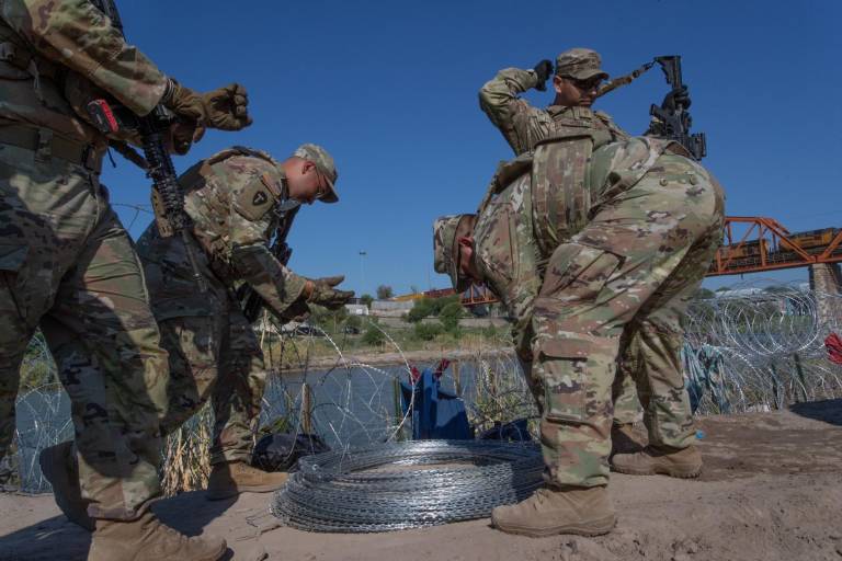 Ordena Greg Abbott mantener el alambre de púas en la frontera con México