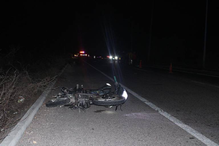 Mueren dos jóvenes en moto tras ser arrollados en Escuinapa