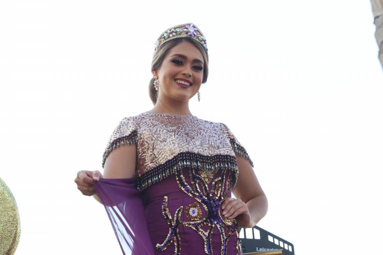 Mazatlecos y turistas disfrutan del primer desfile del Carnaval