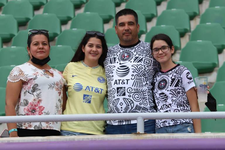 Aficionados al balompié disfrutan del encuentro entre Mazatlán FC y Águilas del América