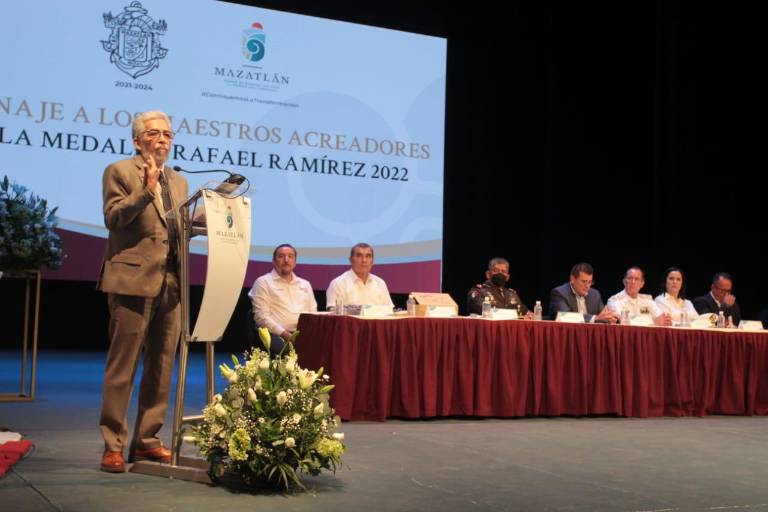 Galardonan con Medalla al Mérito Rafael Ramírez a docentes con más de 28 años de trayectoria en Mazatlán