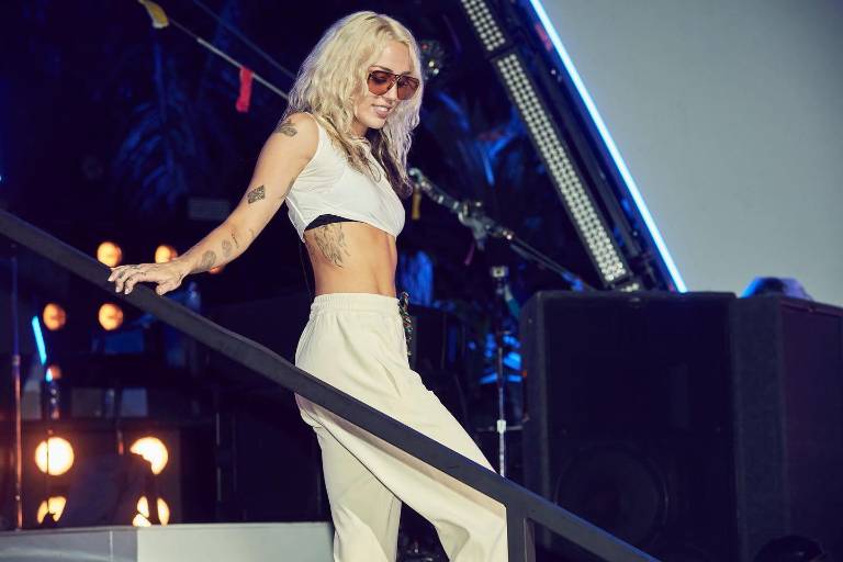 Anuncia Miley Cyrus ‘Flowers’ y canta con Sia, y Paris Hilton