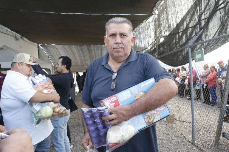 Reciben músicos, meseros y eventistas de Culiacán despensas y juguetes
