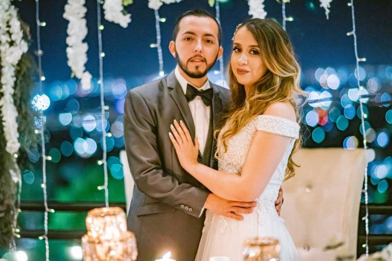 Frida y Alonso forman la familia Beltrán Castro