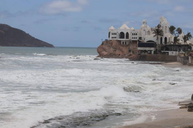 Registran playas de Mazatlán fuertes vientos y oleaje máximo de hasta 1.9 metros, pero sin lluvias