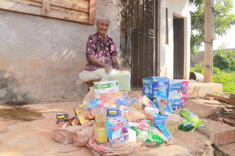 Reciben Doña Sebastiana y su hijo Victoriano una buena despensa y apoyo económico